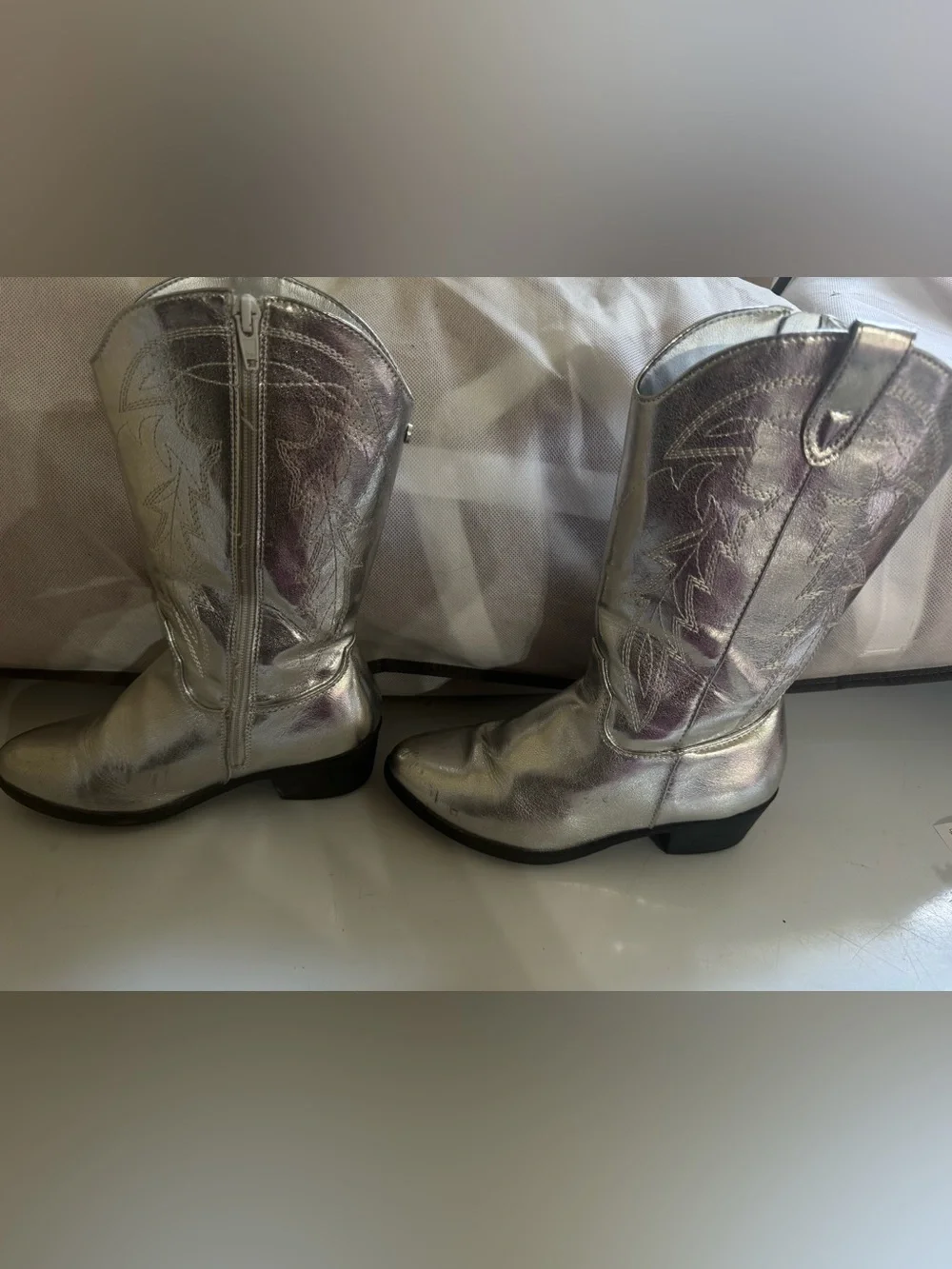Madden NYC Sz 3 Big Girl’s Silver Cowboy Boots GUC😊😊